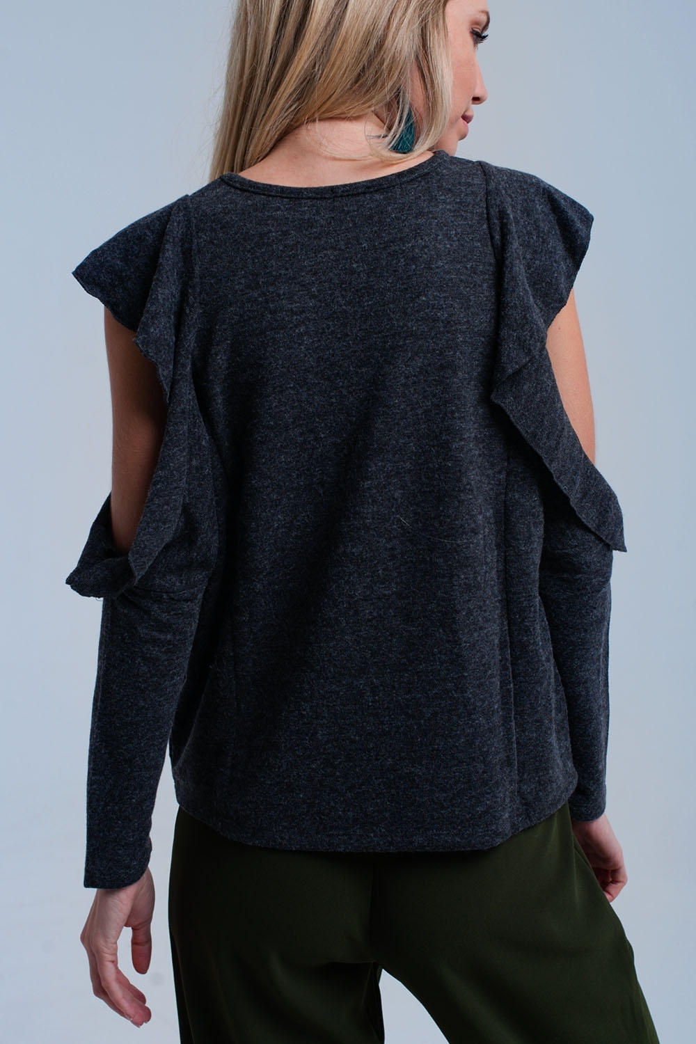Top gris oscuro con volantes y detalles abiertos Top gris oscuro con volantes y detalles abiertos