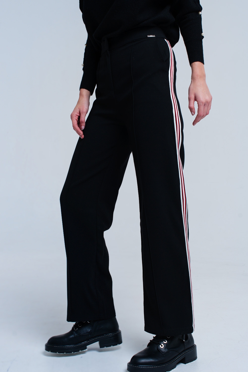 Pantalones negros con detalle de rayas Pantalones negros con detalle de rayas