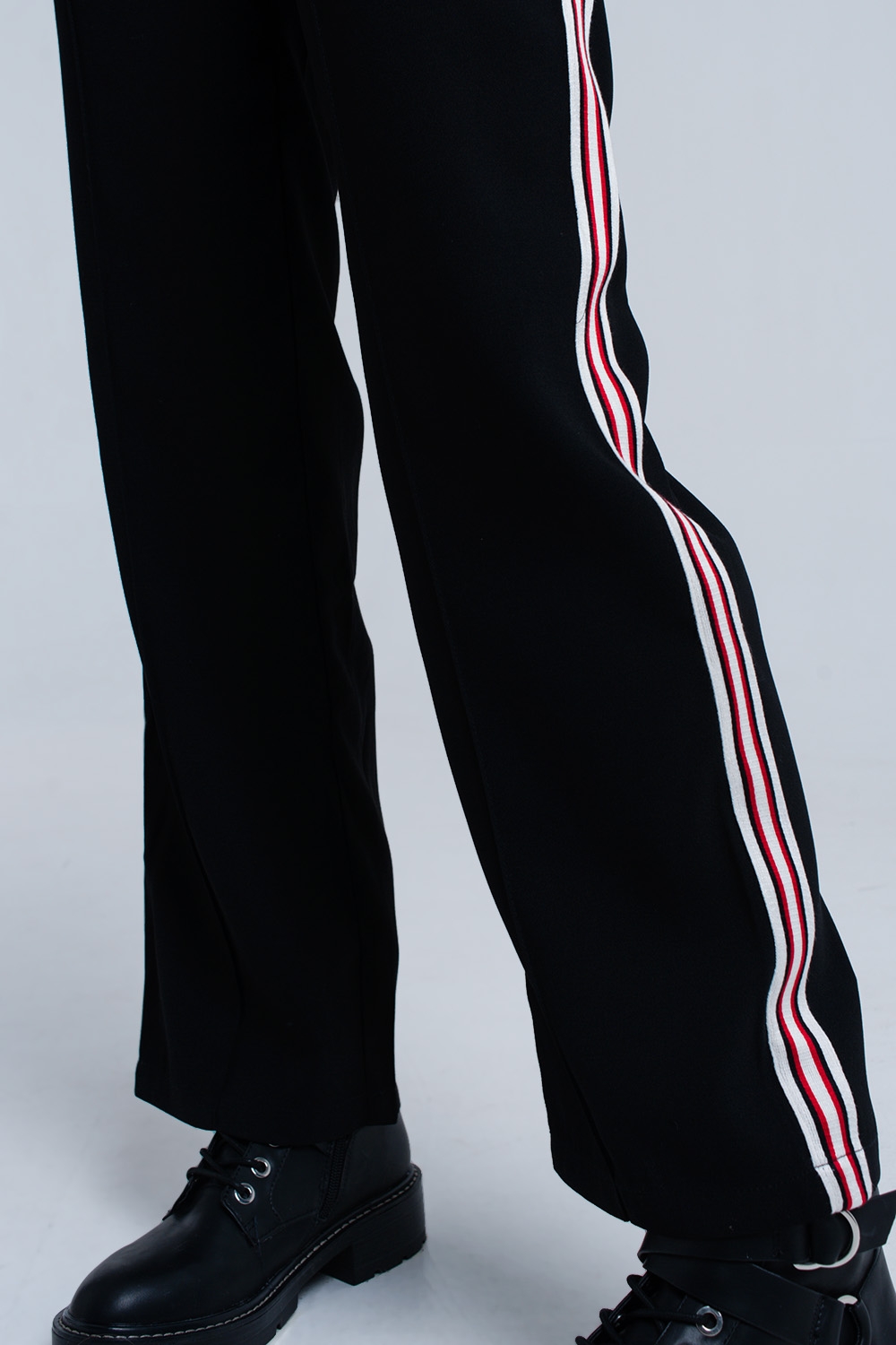 Pantalones negros con detalle de rayas Pantalones negros con detalle de rayas