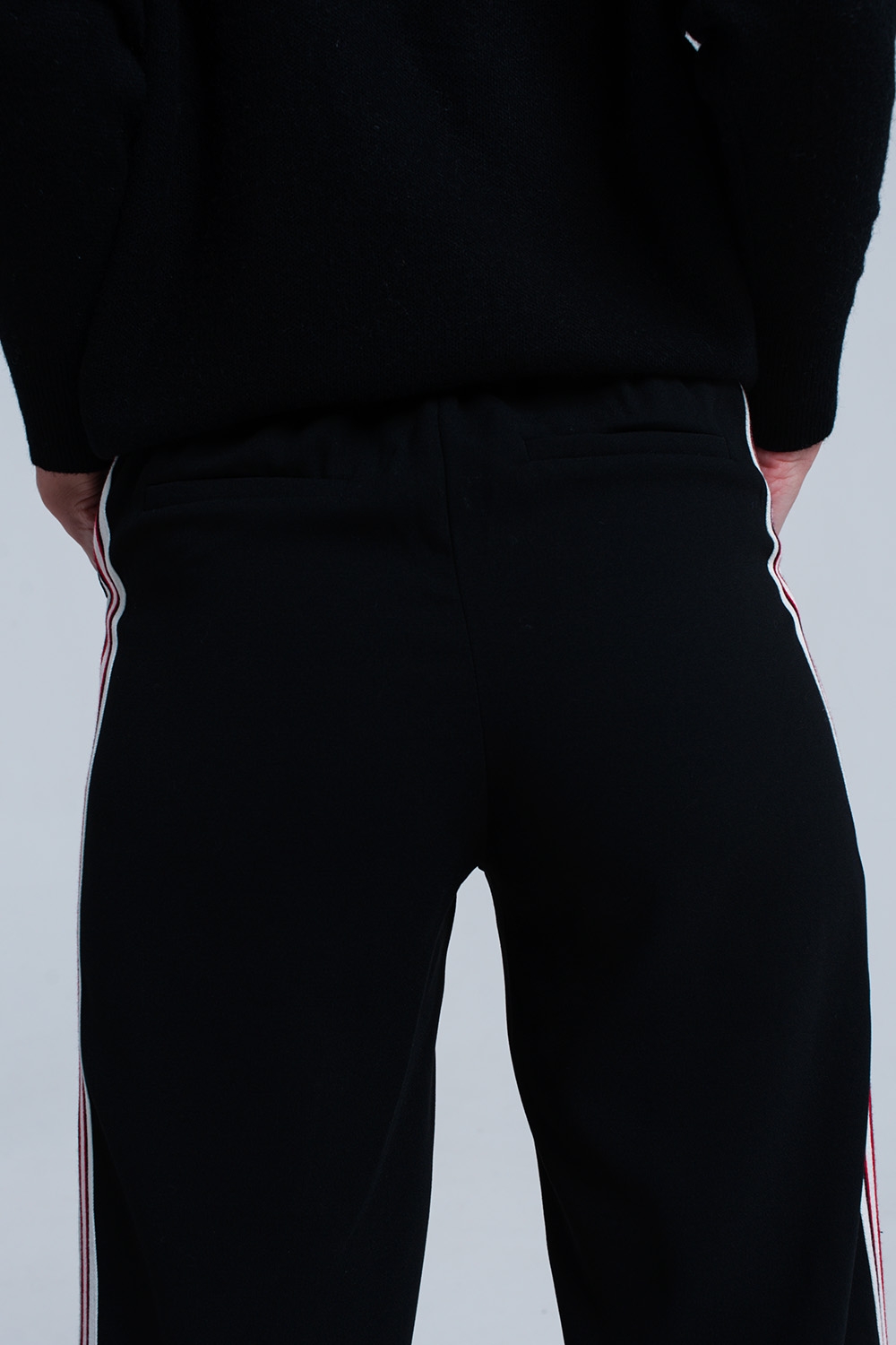 Pantalones negros con detalle de rayas Pantalones negros con detalle de rayas
