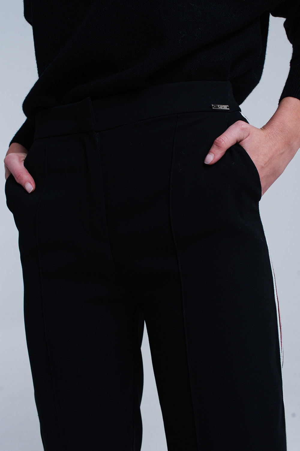 Pantalones negros con detalle de rayas Pantalones negros con detalle de rayas