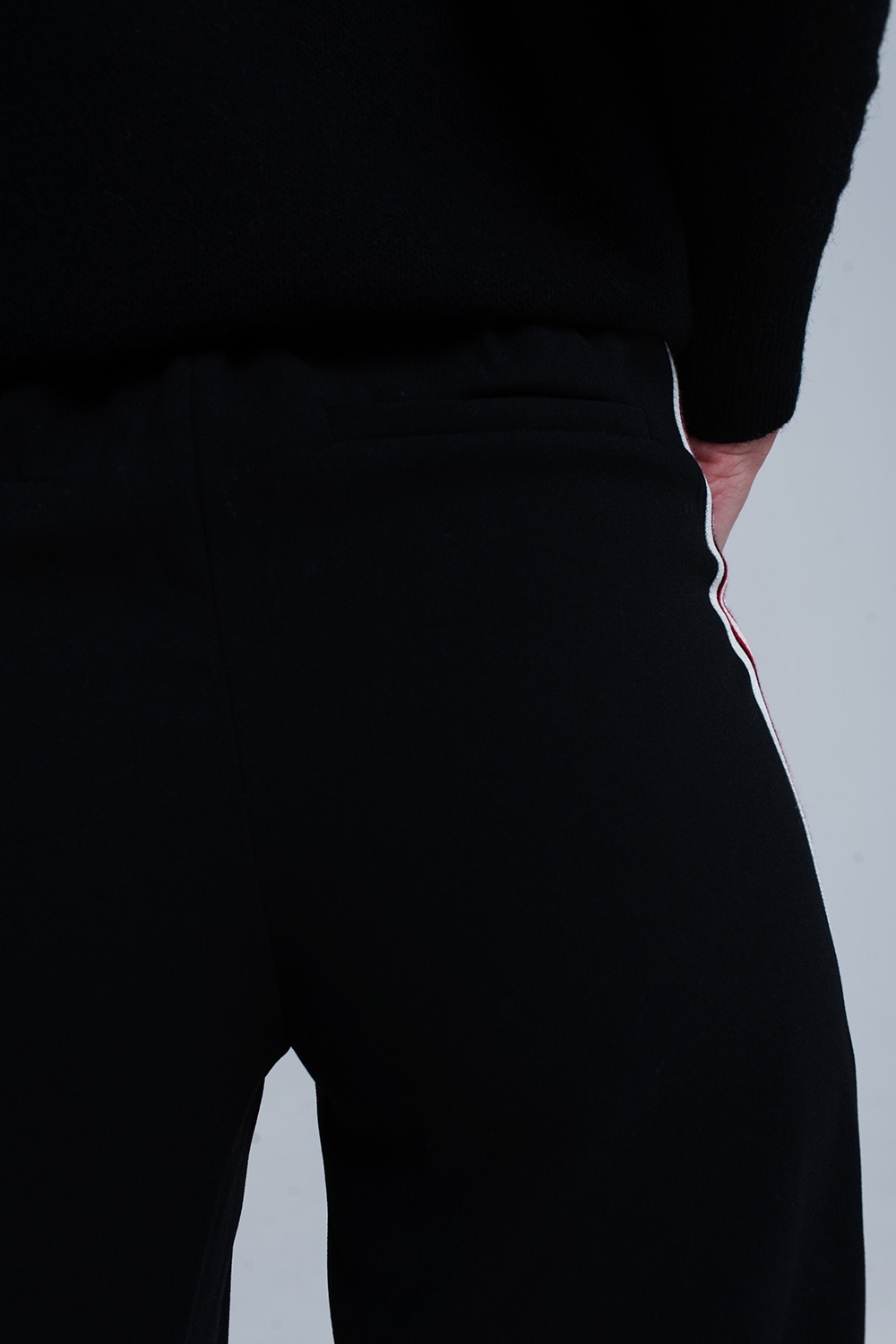 Pantalones negros con detalle de rayas Pantalones negros con detalle de rayas