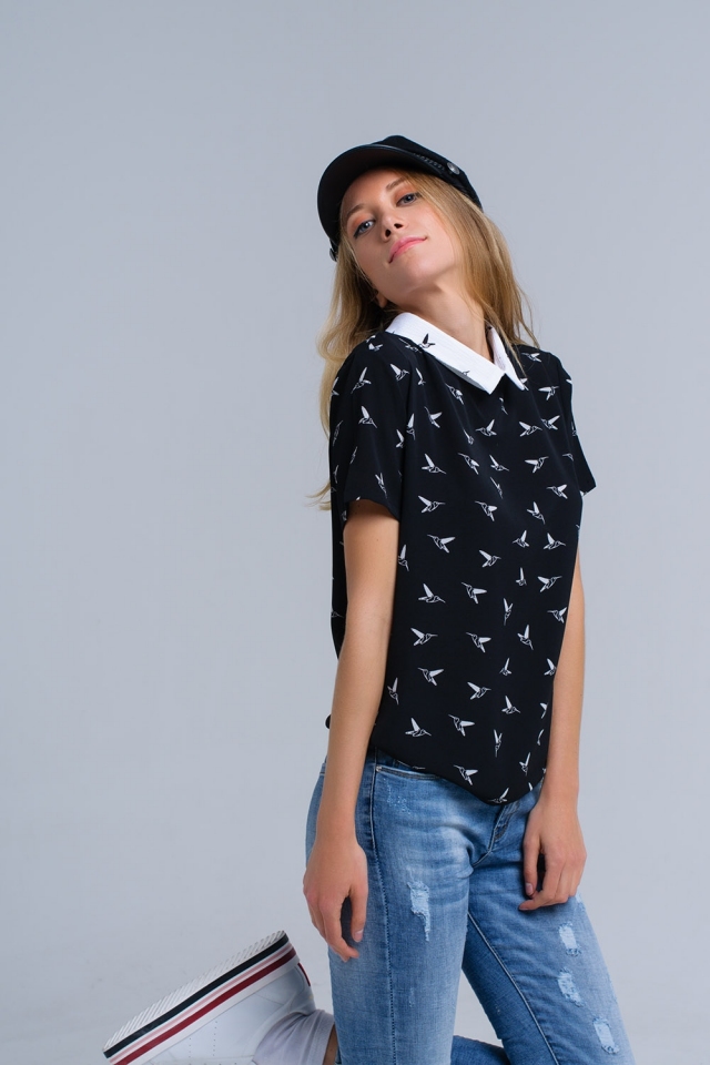 Chemise noire avec des oiseaux imprimés blancs