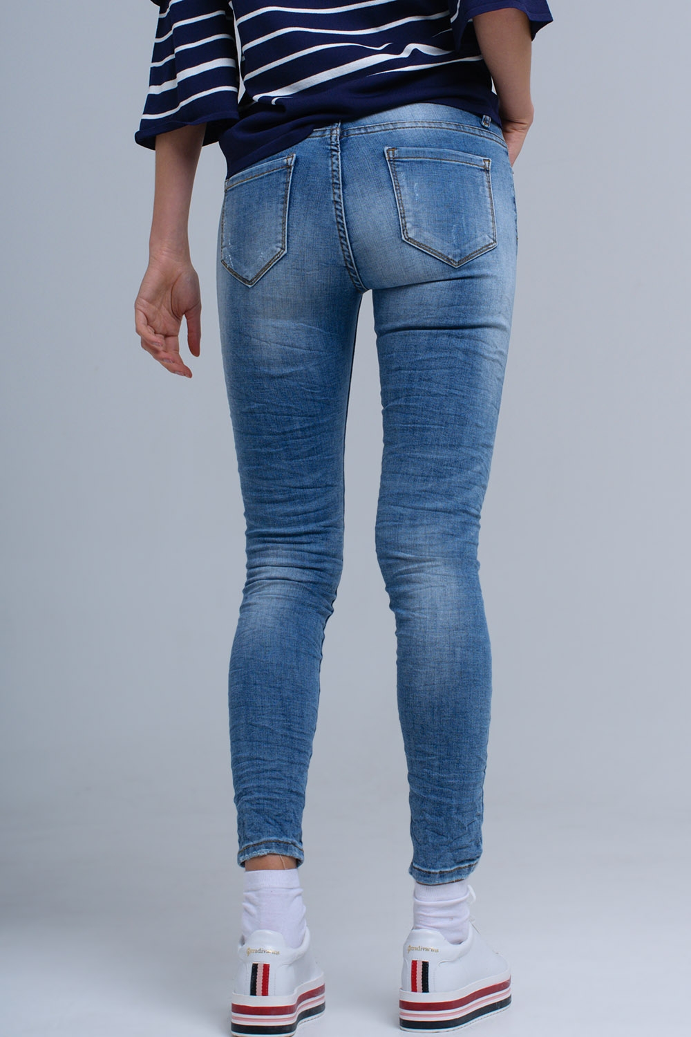 Jeans ajustados con rasgaduras Jeans ajustados con rasgaduras