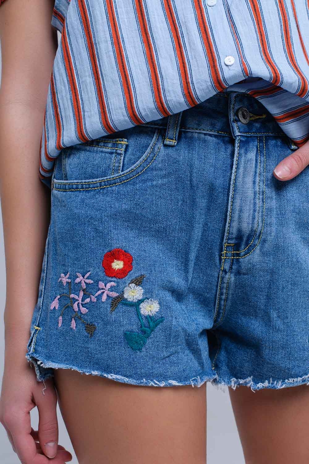Short vaquero con bordado floral