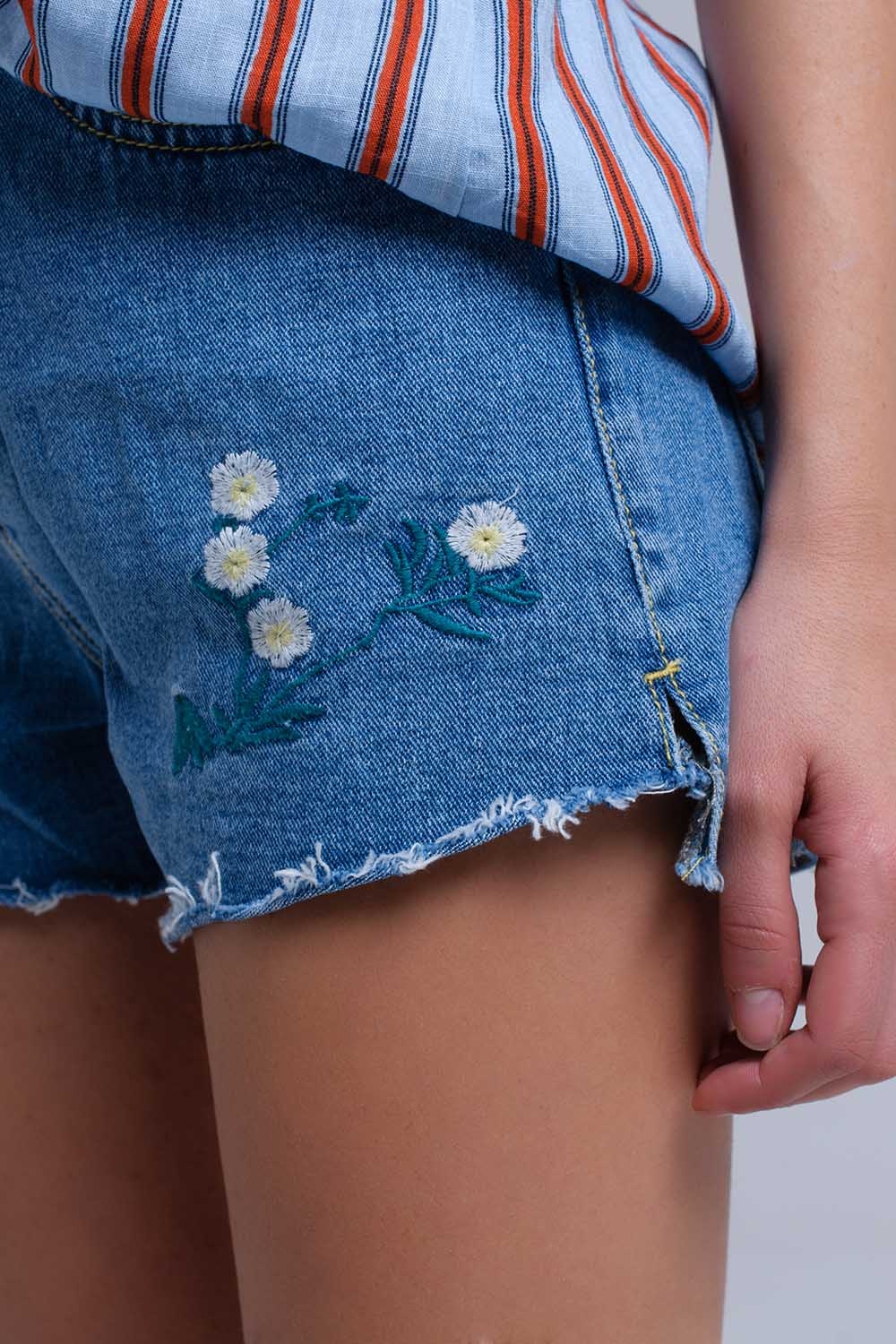 Short vaquero con bordado floral