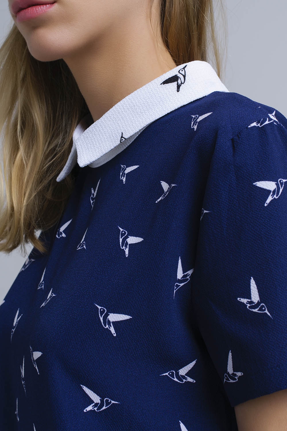 Camisa azul marino con pájaros estampados blancos Camisa azul marino con pájaros estampados blancos