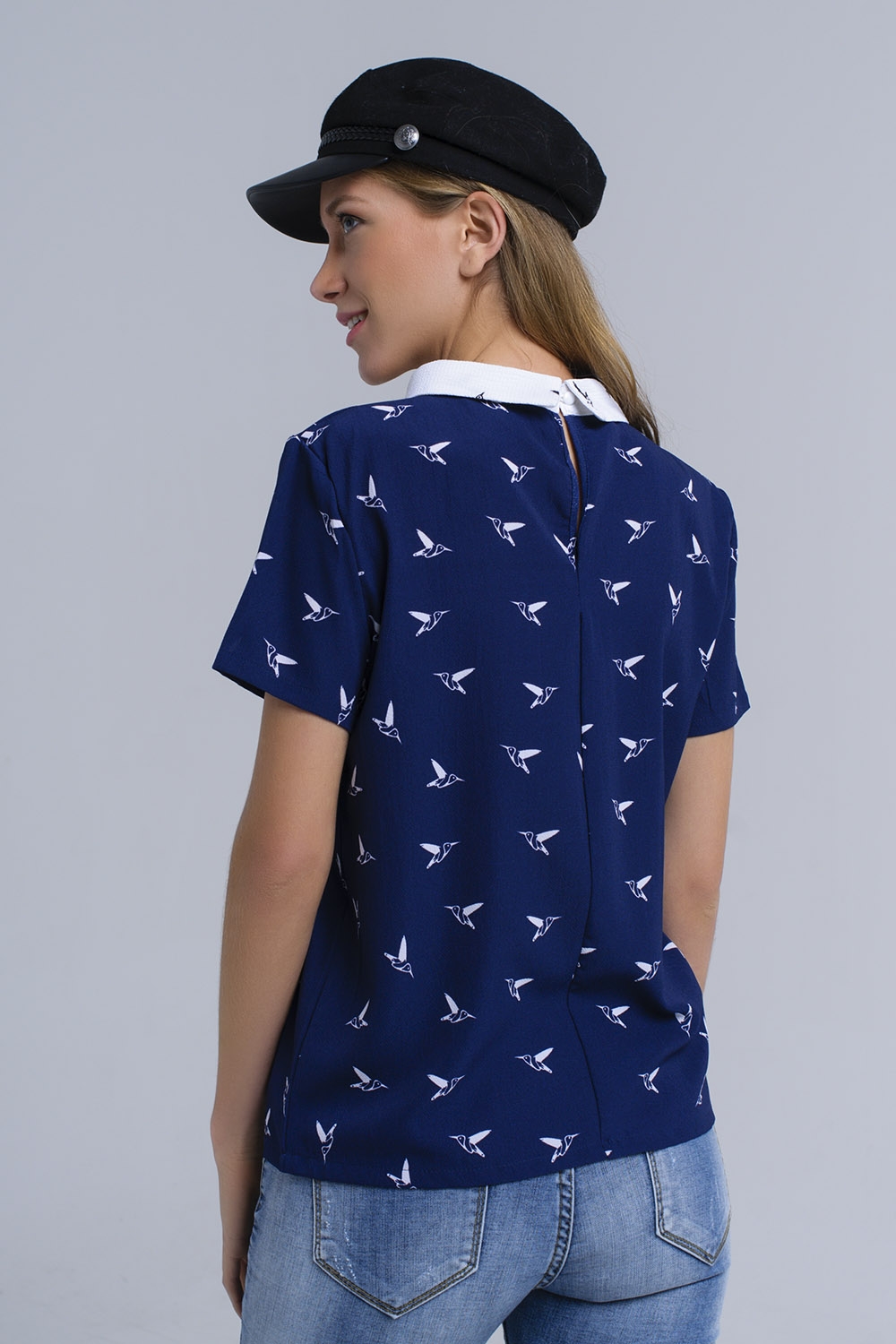 Camisa azul marino con pájaros estampados blancos Camisa azul marino con pájaros estampados blancos