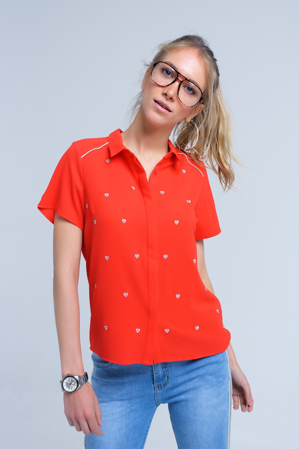 Camisa roja con bordado de corazones