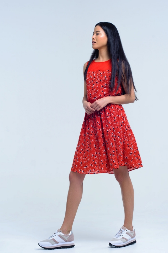 Robe rouge avec motif géométrique avec archet