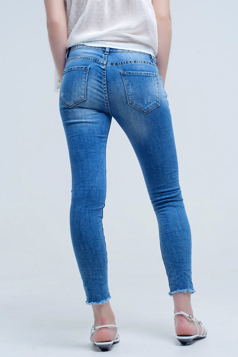 Jeans ajustados de tiro medio con roturas Jeans ajustados de tiro medio con roturas