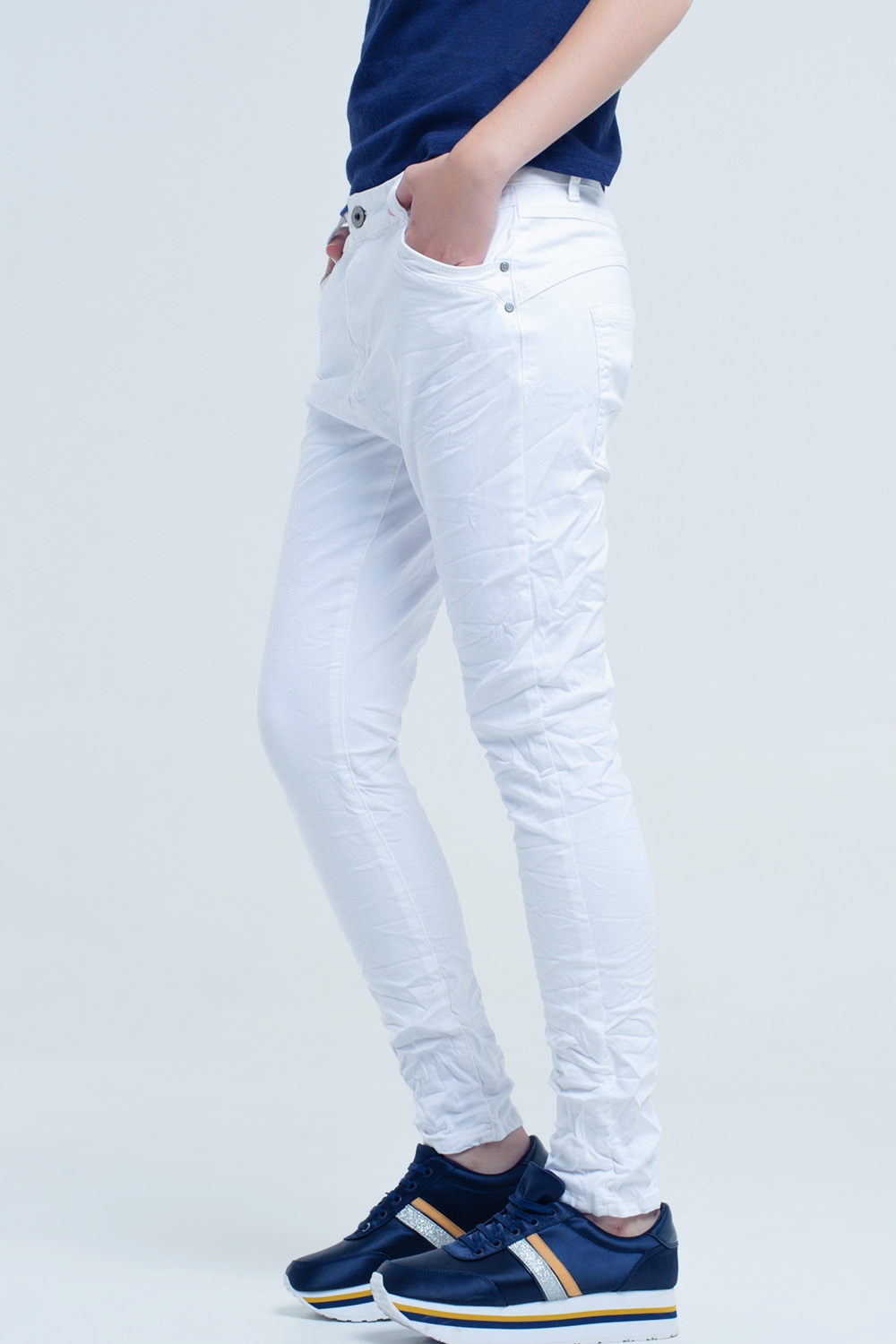 Jeans blancos arrugado con bolsillos Jeans blancos arrugado con bolsillos