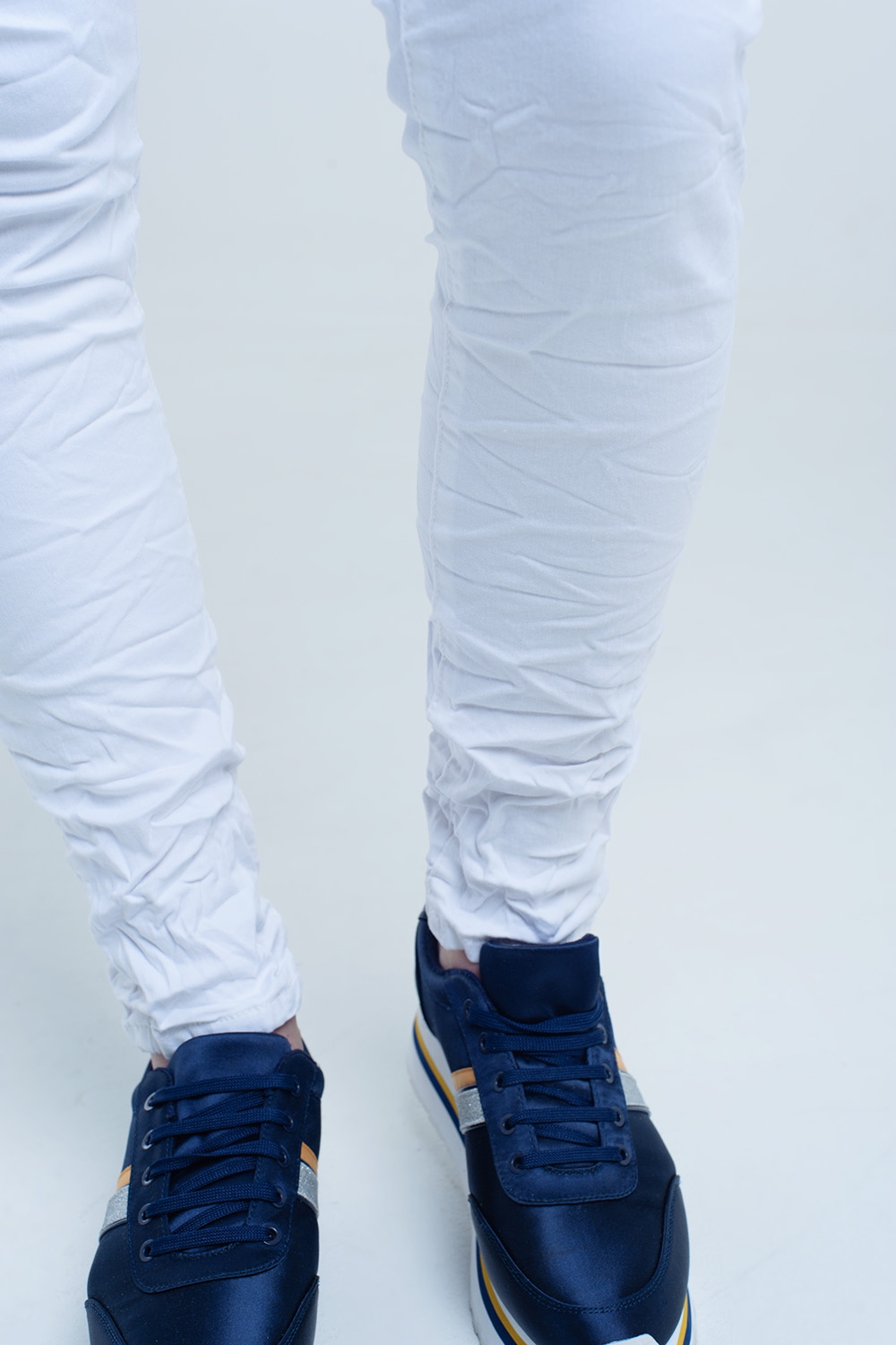 Jeans blancos arrugado con bolsillos Jeans blancos arrugado con bolsillos