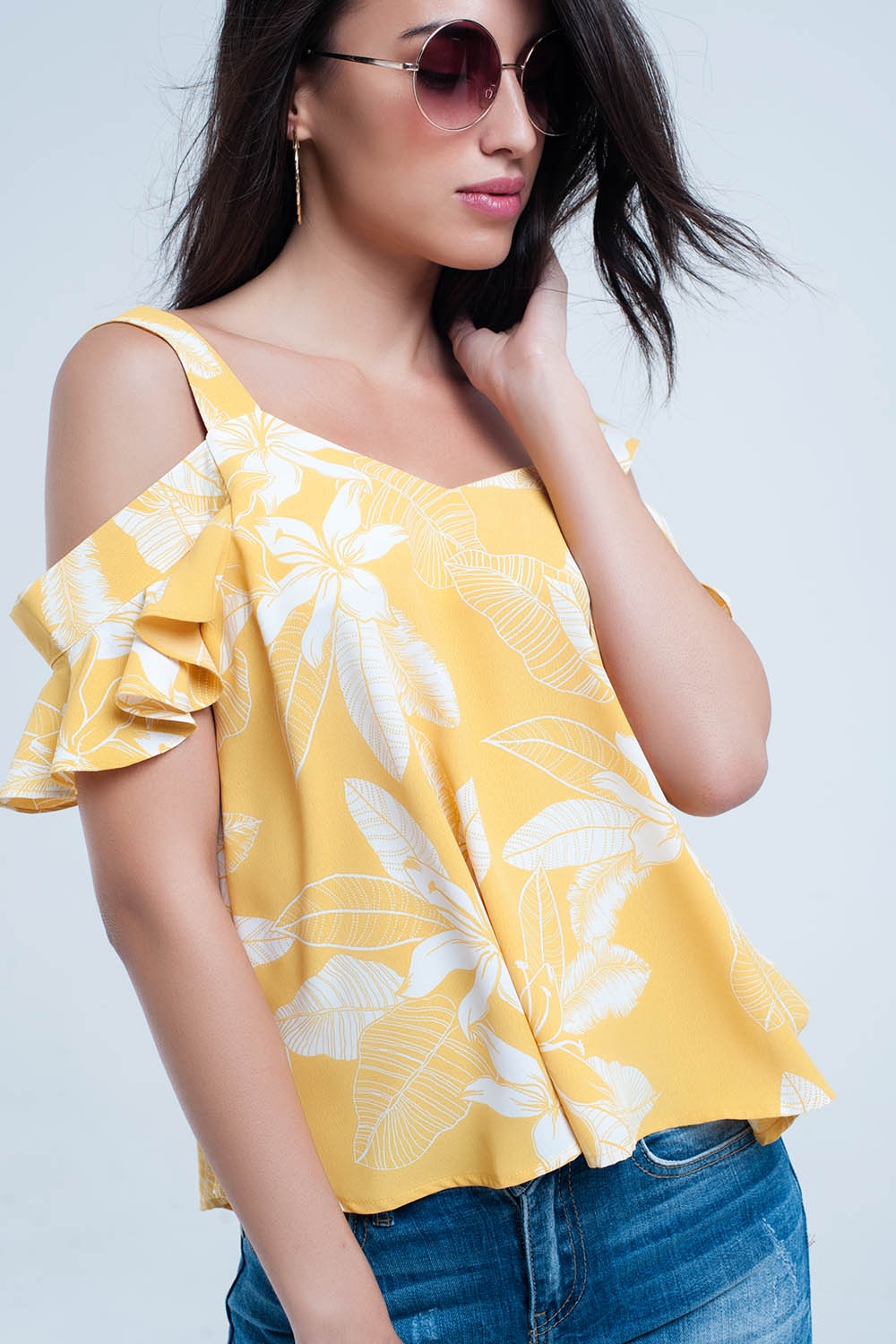 Top amarillo de flores y detalle de volantes