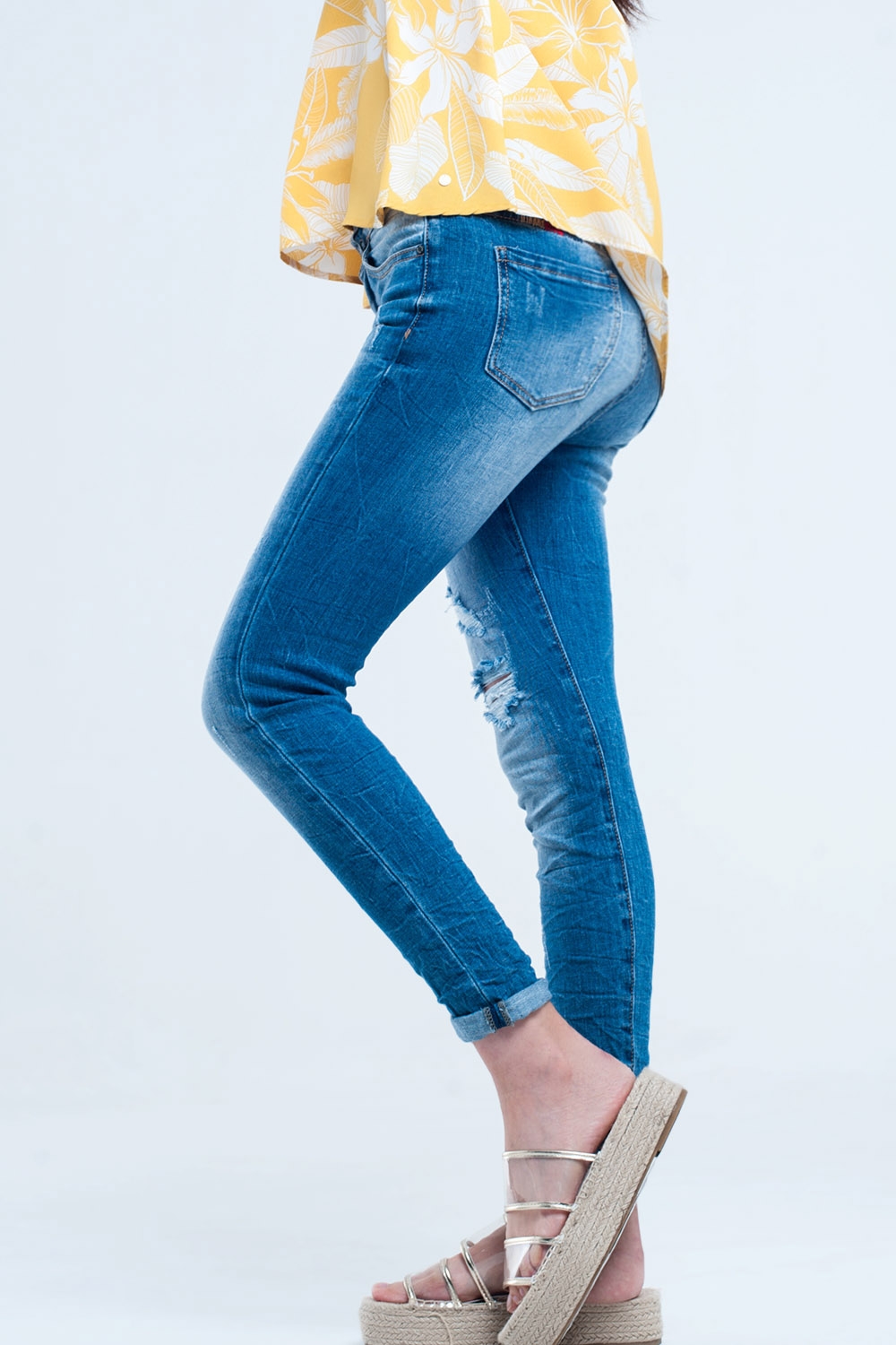 Pantalón vaquero ajustado descolorido con rasgaduras Pantalón vaquero ajustado descolorido con rasgaduras