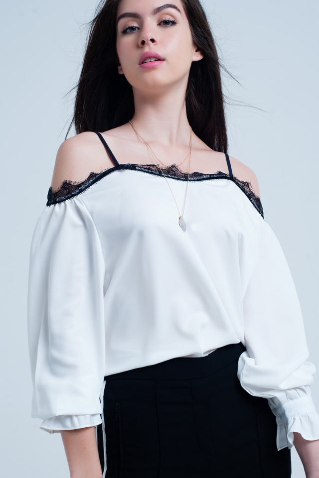 Top branco com renda preta e ombros nus