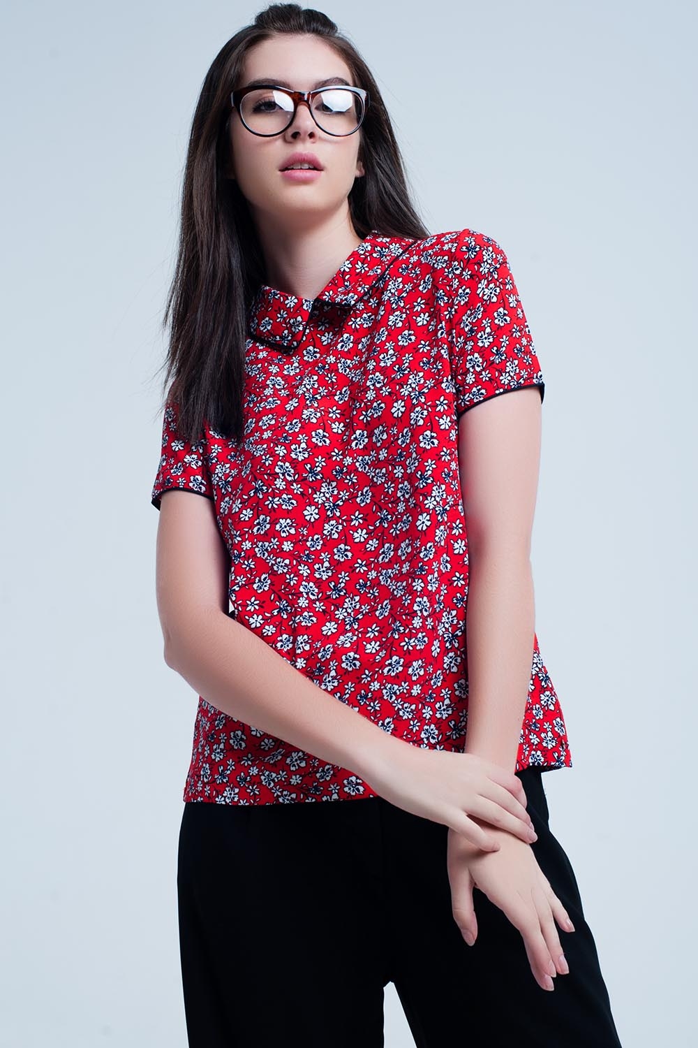 Camisa roja con flores blancas impresas Camisa roja con flores blancas impresas
