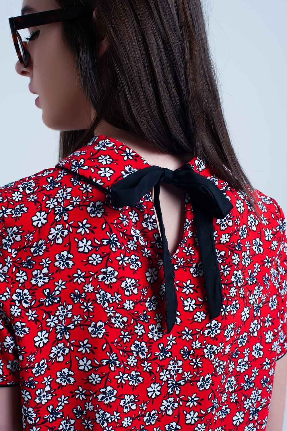 Camisa roja con flores blancas impresas Camisa roja con flores blancas impresas