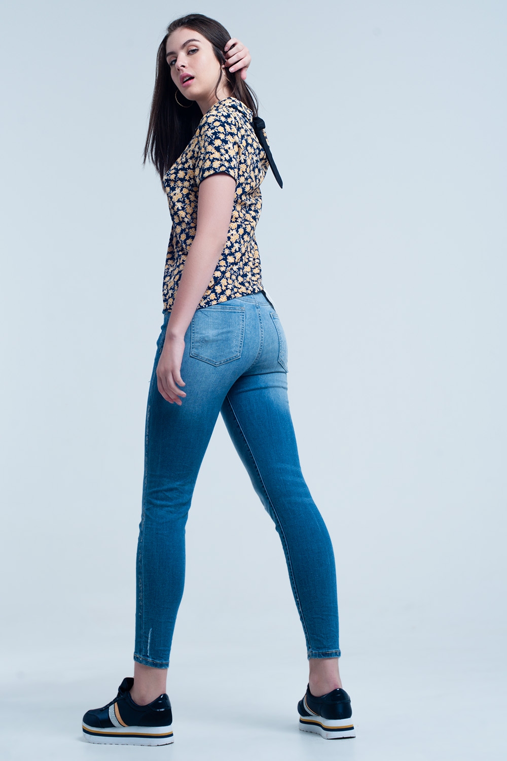 Camisa con estampado de flores amarillas