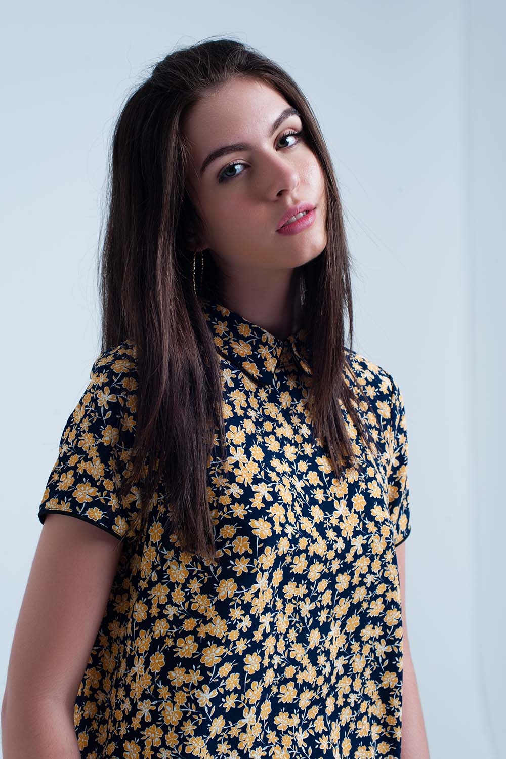 Camisa con estampado de flores amarillas