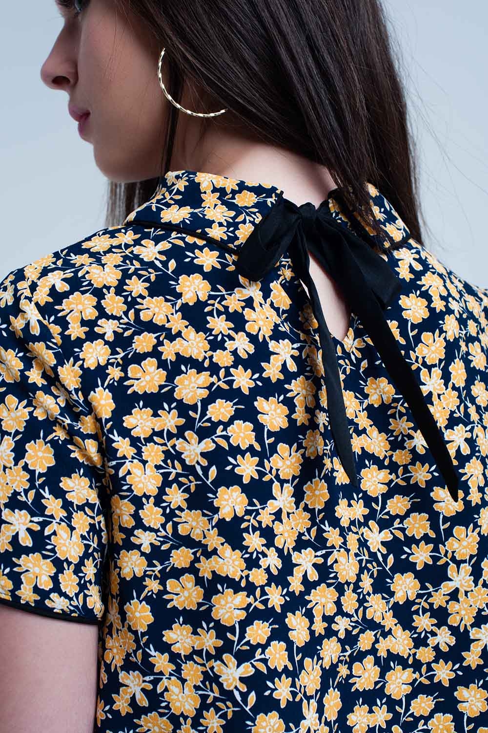 Camisa con estampado de flores amarillas