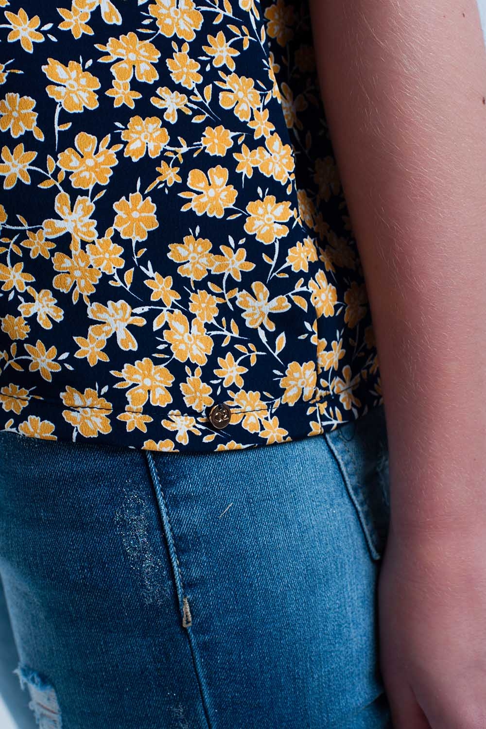 Camisa con estampado de flores amarillas