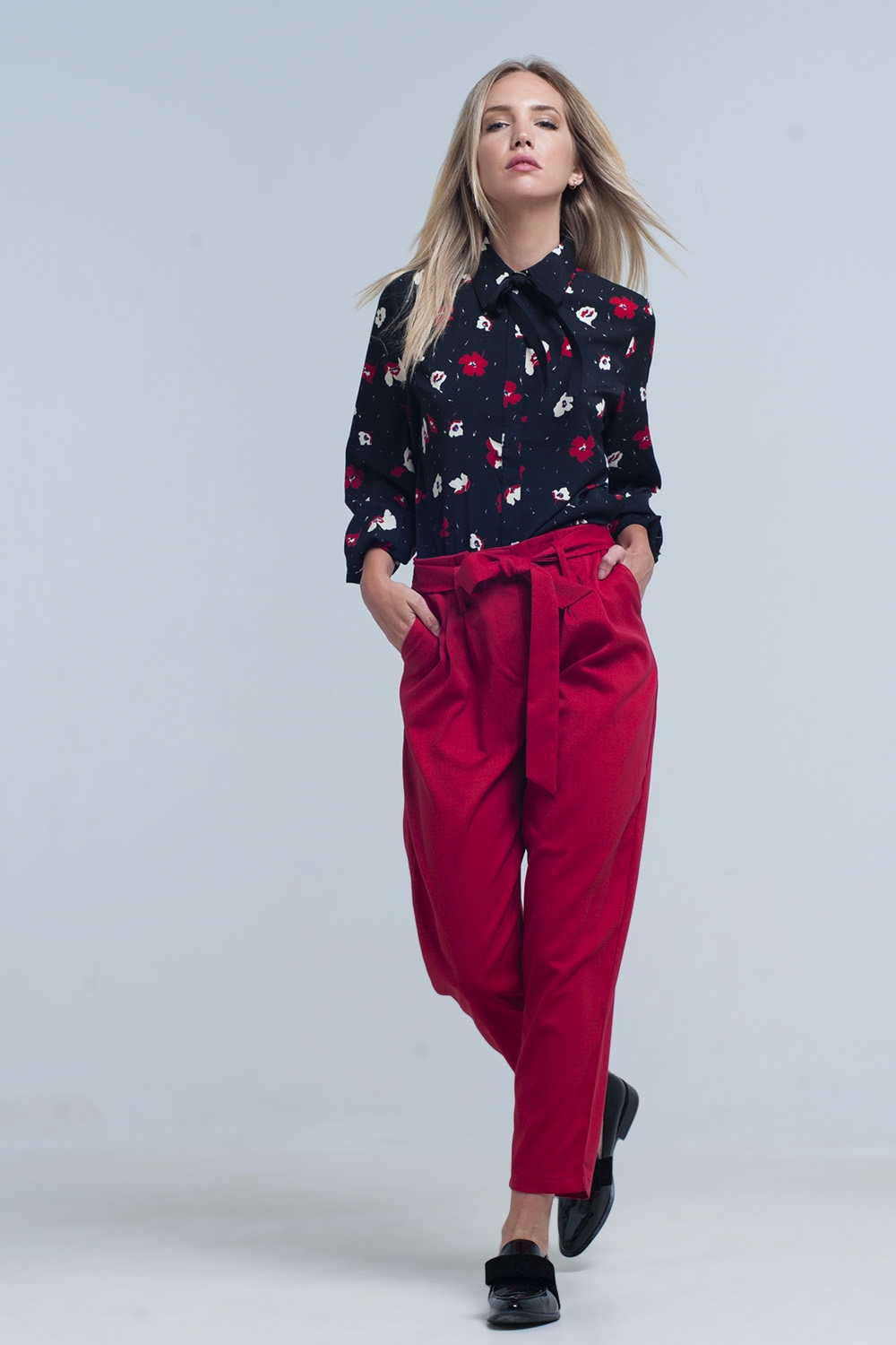 Camisa negra con flores rojas y blancas