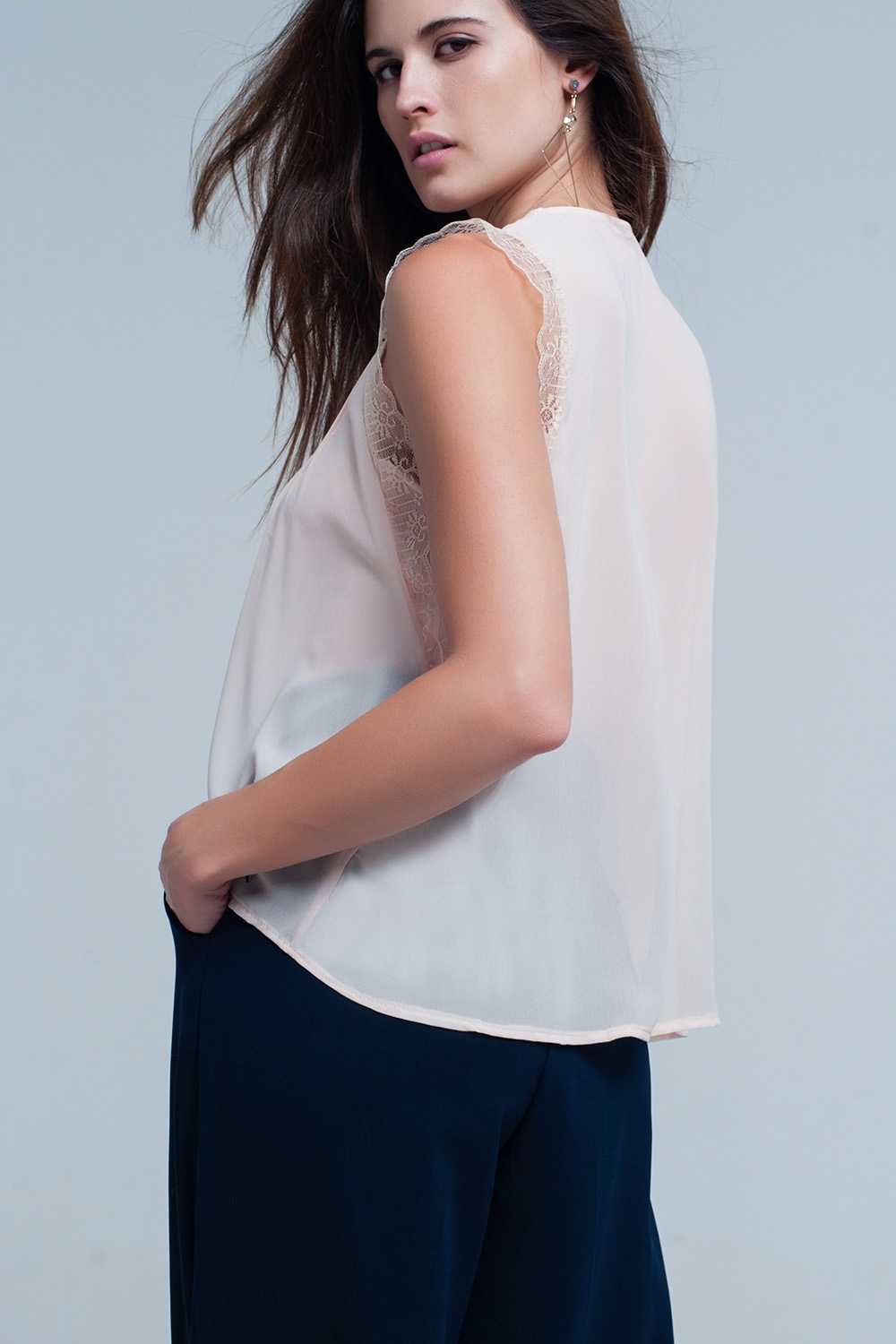 Top sin mangas beige con detalles de encaje Top sin mangas beige con detalles de encaje
