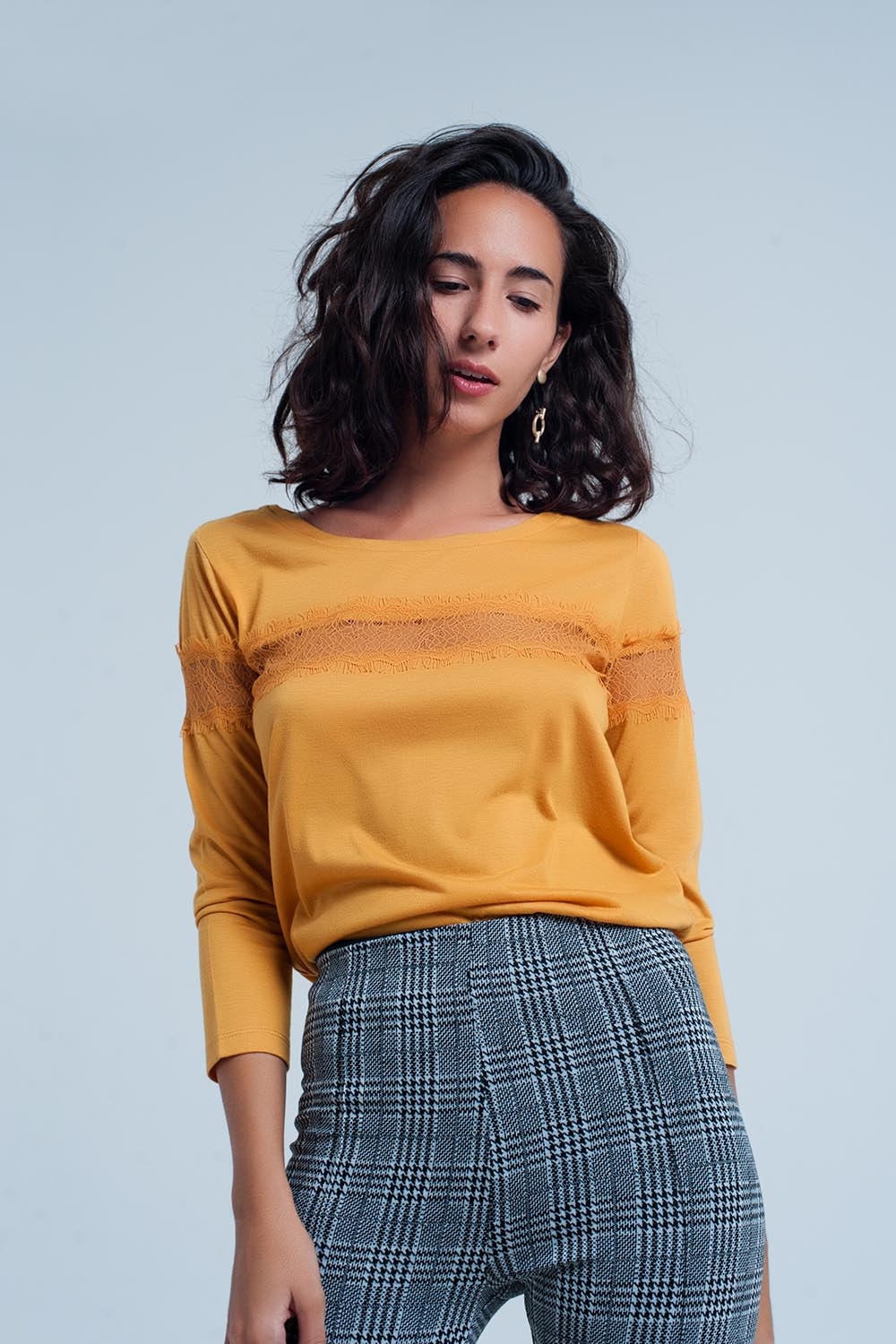 Camiseta mustard manga 3/4 con detalle de encaje de puntilla