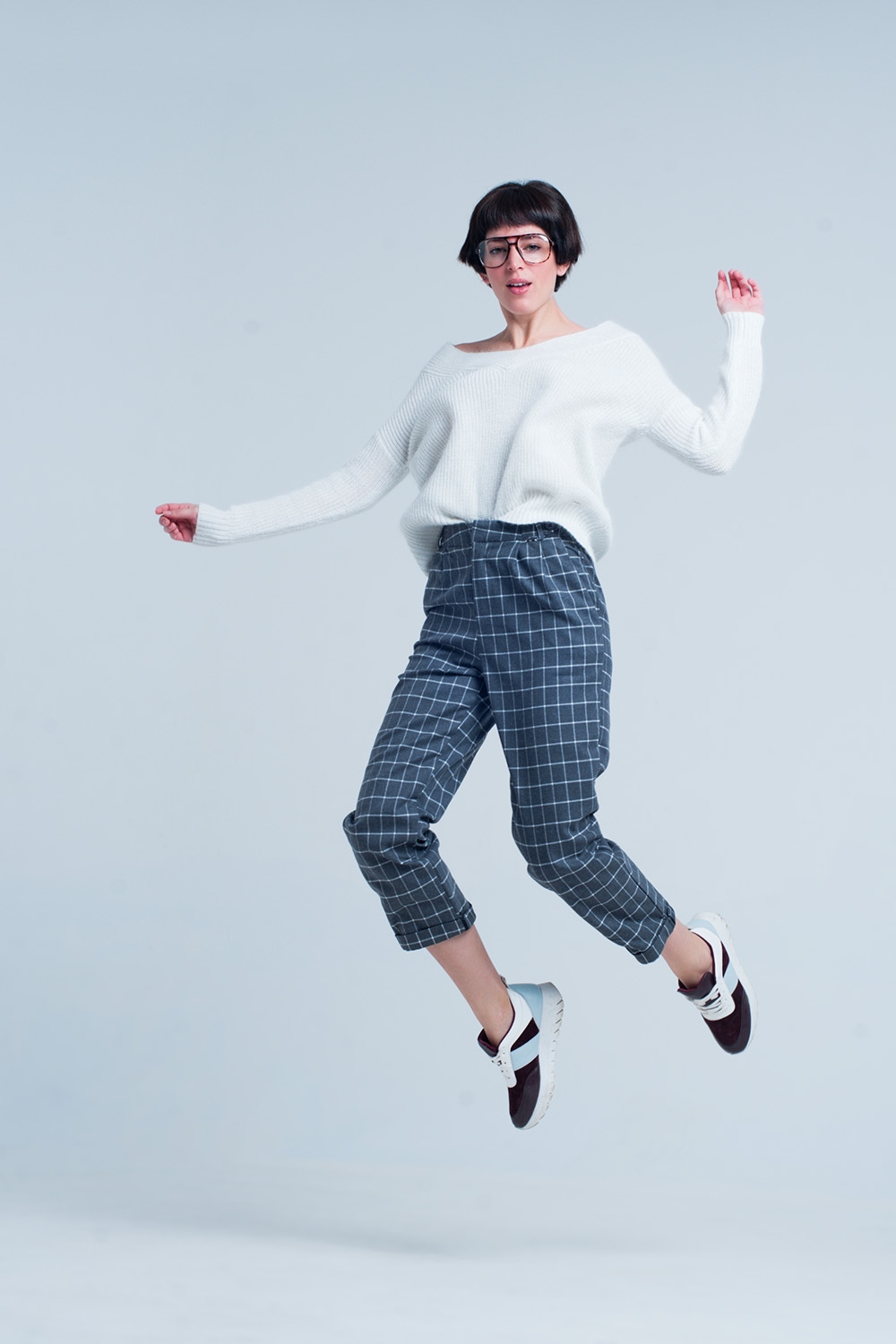 Pantalon gris en estampado de cuadros en blanco Pantalon gris en estampado de cuadros en blanco
