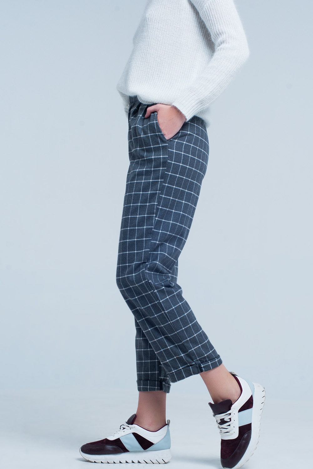 Pantalon gris en estampado de cuadros en blanco Pantalon gris en estampado de cuadros en blanco