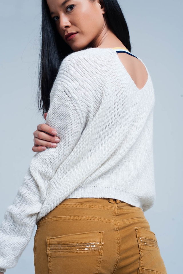 Weißer Pullover mit offenem Rücken