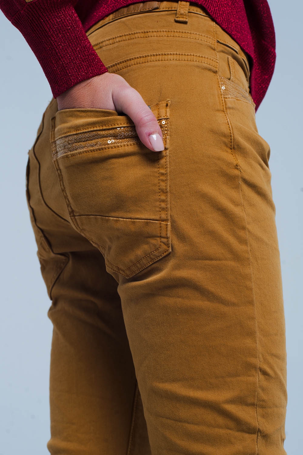 Pantalones mostaza con lentejuelas y botones