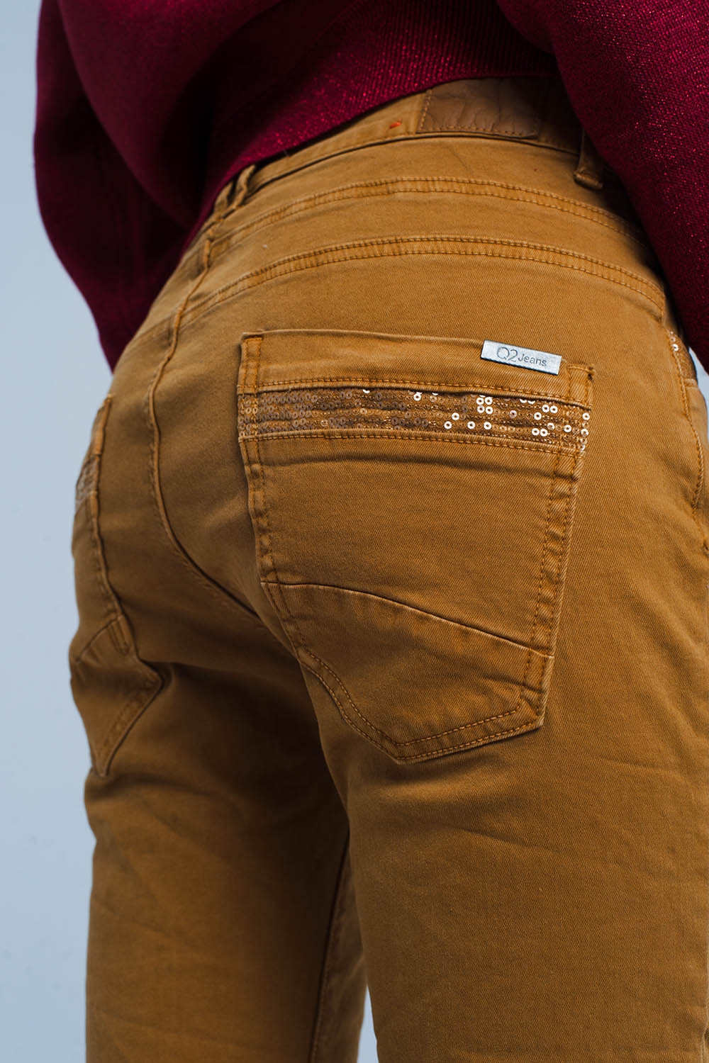 Pantalones mostaza con lentejuelas y botones
