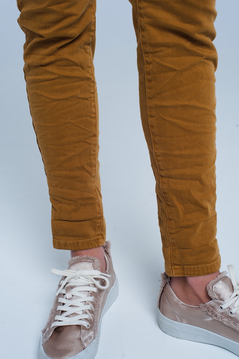 Pantalones mostaza con lentejuelas y botones