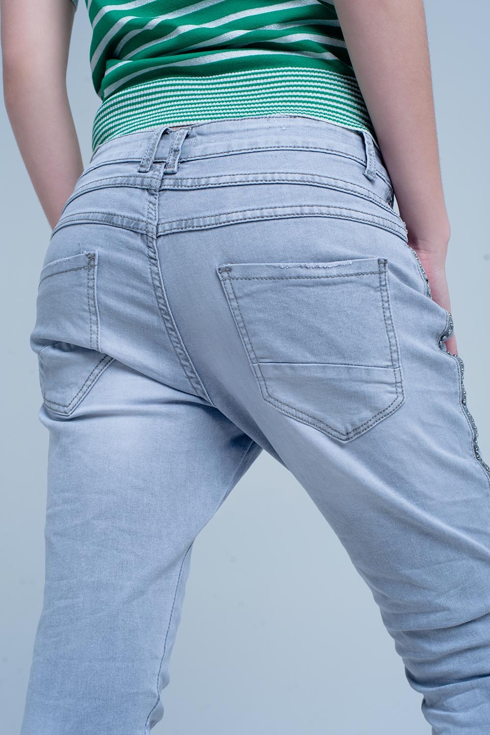 jeans gris con detalles metálicos en el lateral jeans gris con detalles metálicos en el lateral