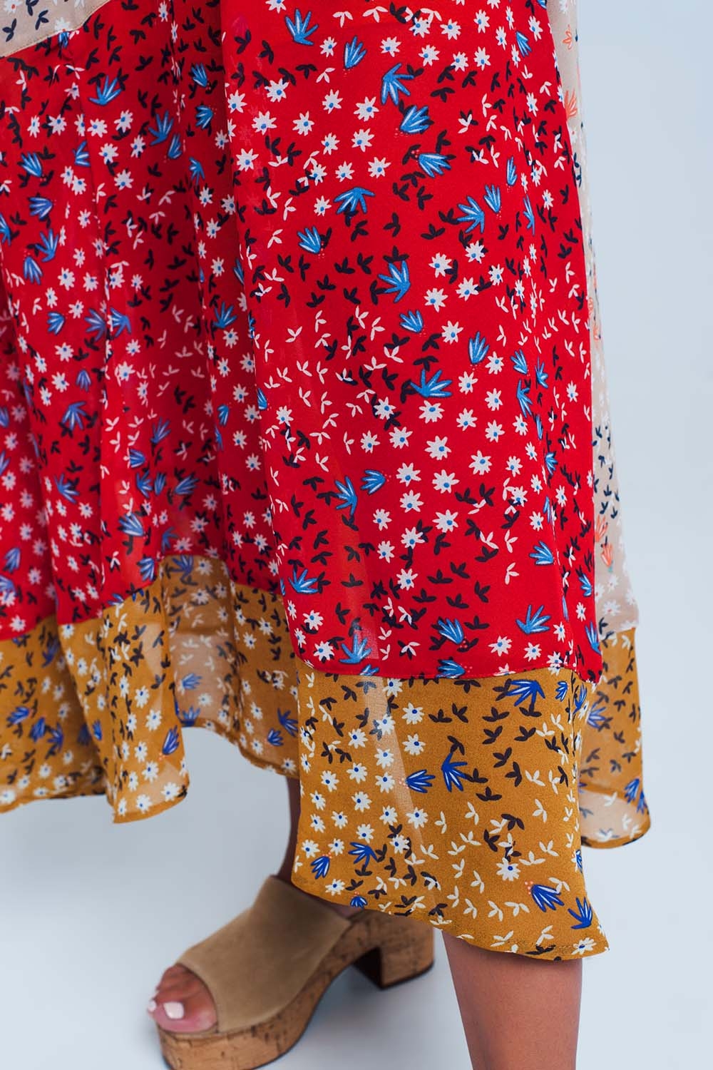 Falda roja larga de corte al bies con estampado de florecillas Falda roja larga de corte al bies con estampado de florecillas