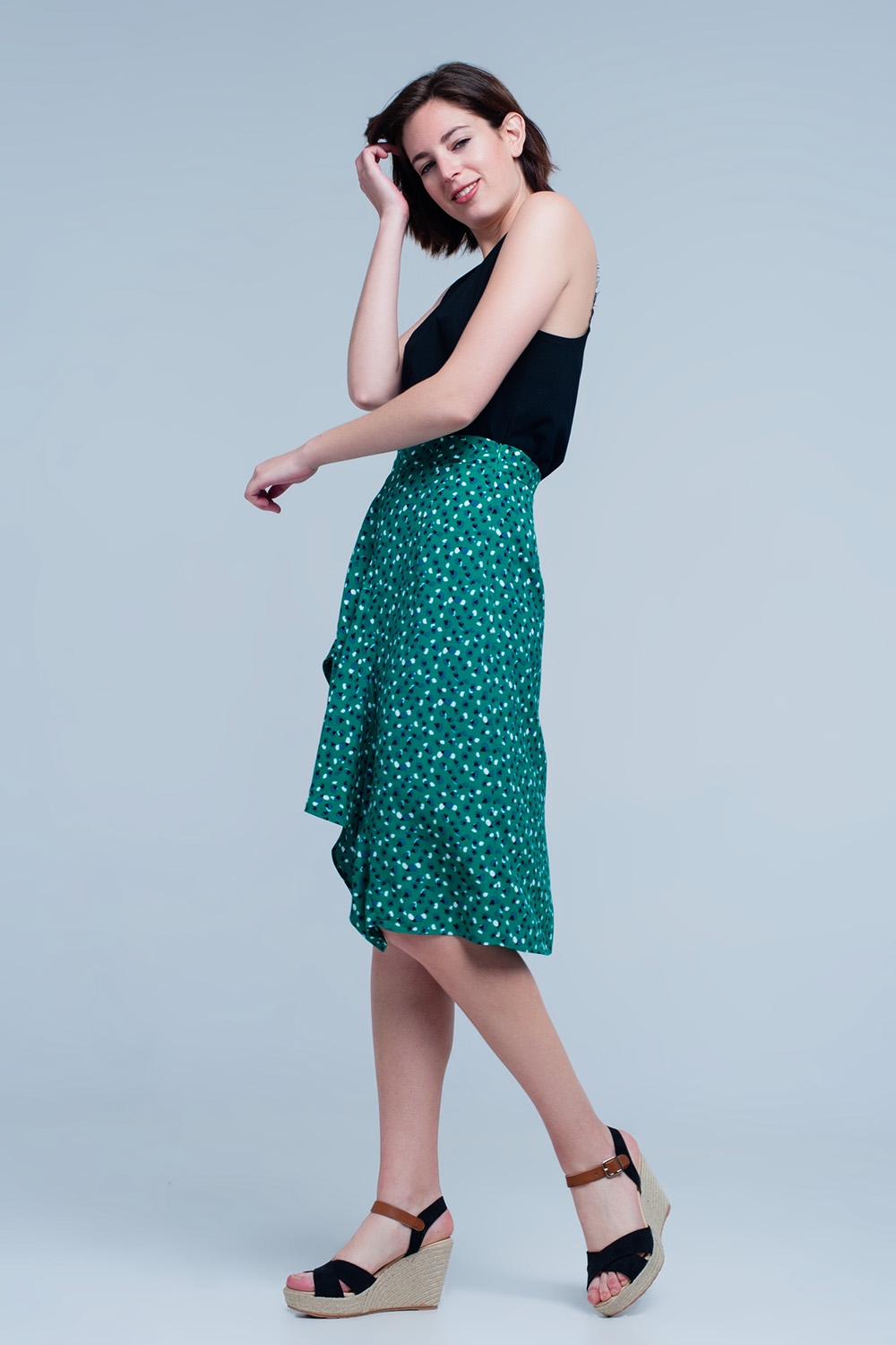 Falda midi verde con estampado floral de lunares y detalle de volante Falda midi verde con estampado floral de lunares y detalle de volante