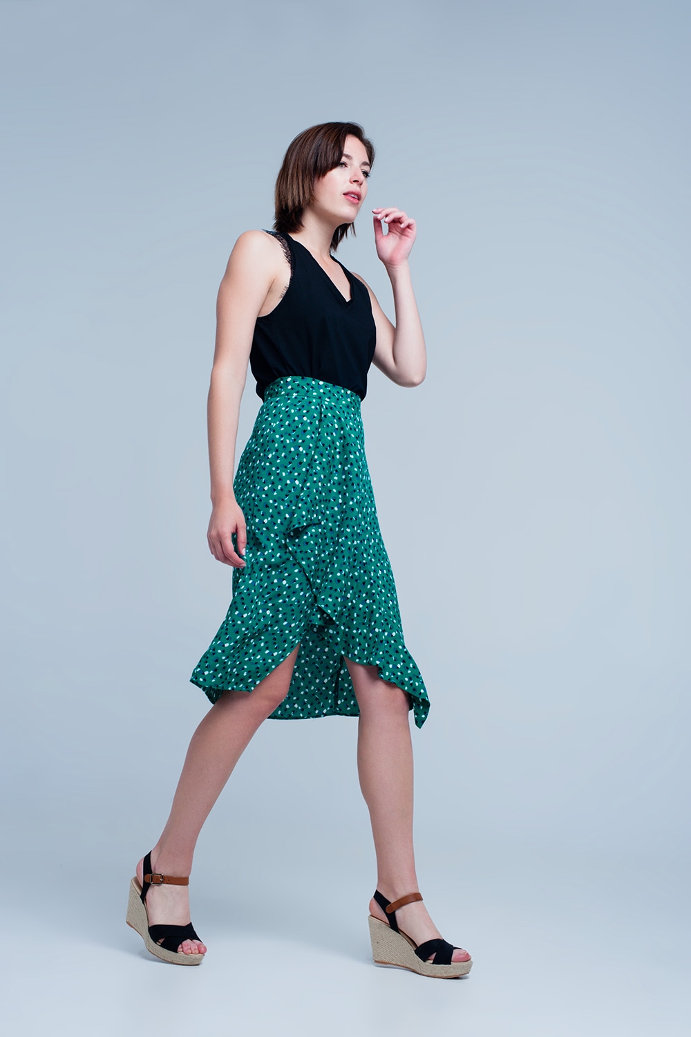 Falda midi verde con estampado floral de lunares y detalle de volante Falda midi verde con estampado floral de lunares y detalle de volante