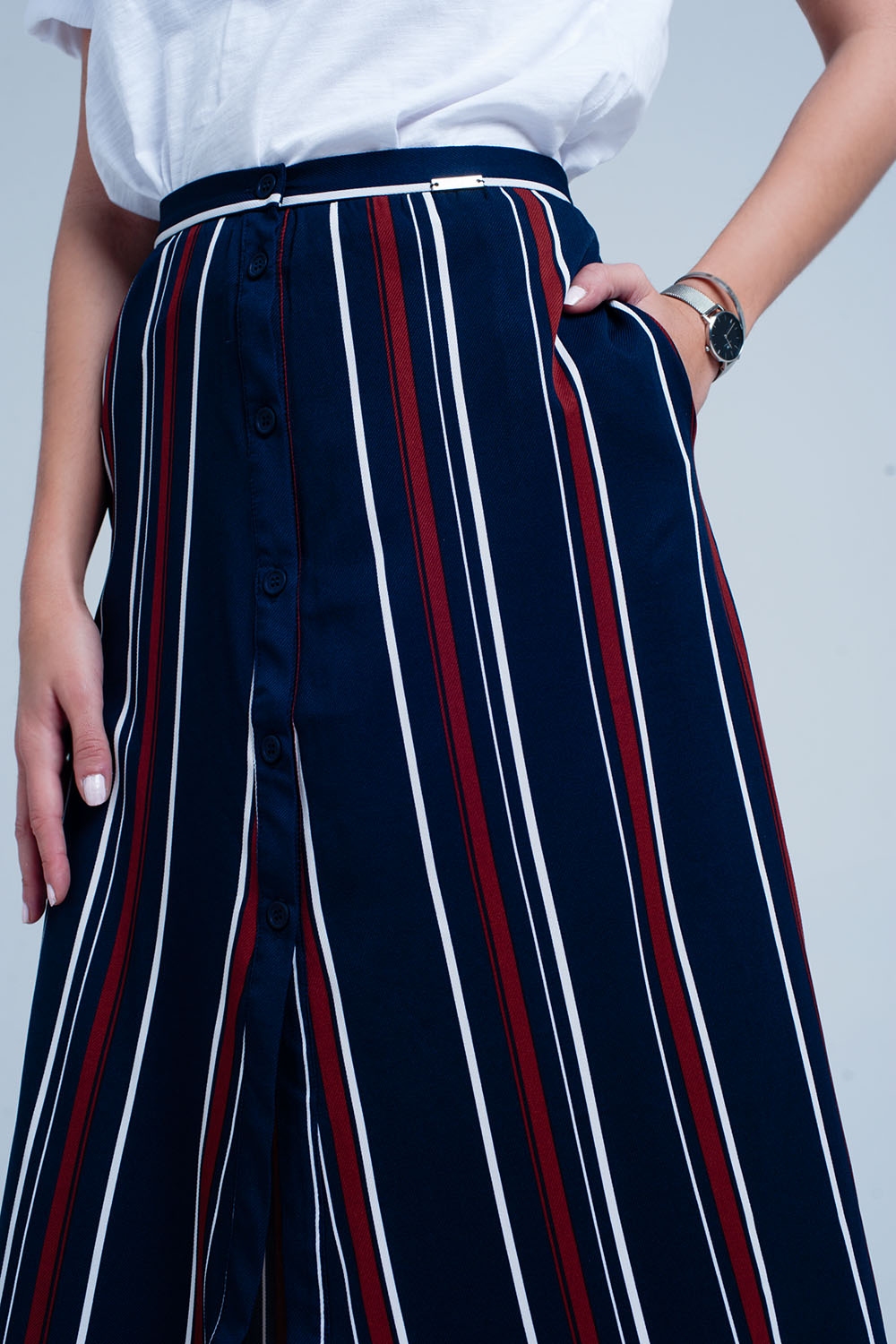 Falda midi azul marino a rayas Falda midi azul marino a rayas