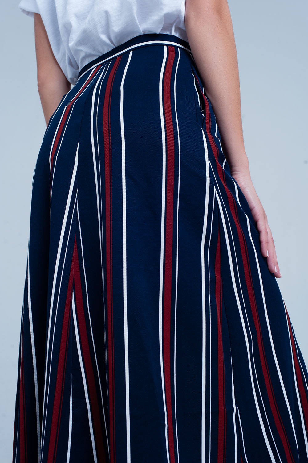 Falda midi azul marino a rayas Falda midi azul marino a rayas