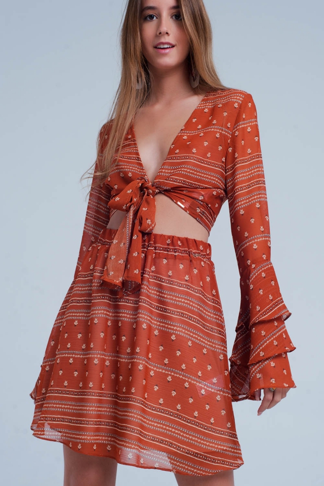 Top corto con nudo delantero y estampado variado