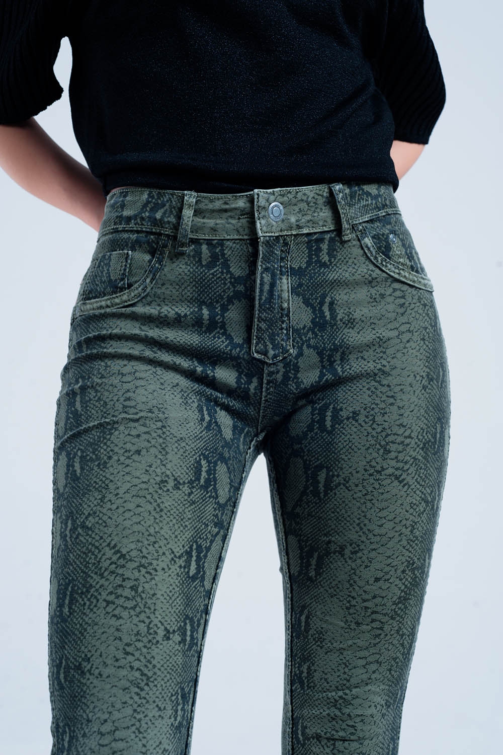 Vaqueros reversibles verdes con estampado de serpiente Vaqueros reversibles verdes con estampado de serpiente