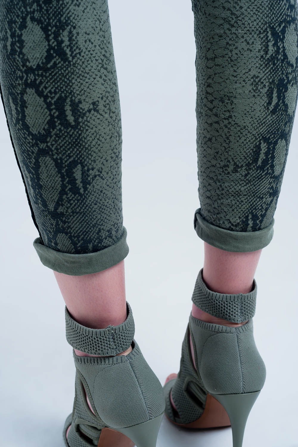 Vaqueros reversibles verdes con estampado de serpiente Vaqueros reversibles verdes con estampado de serpiente