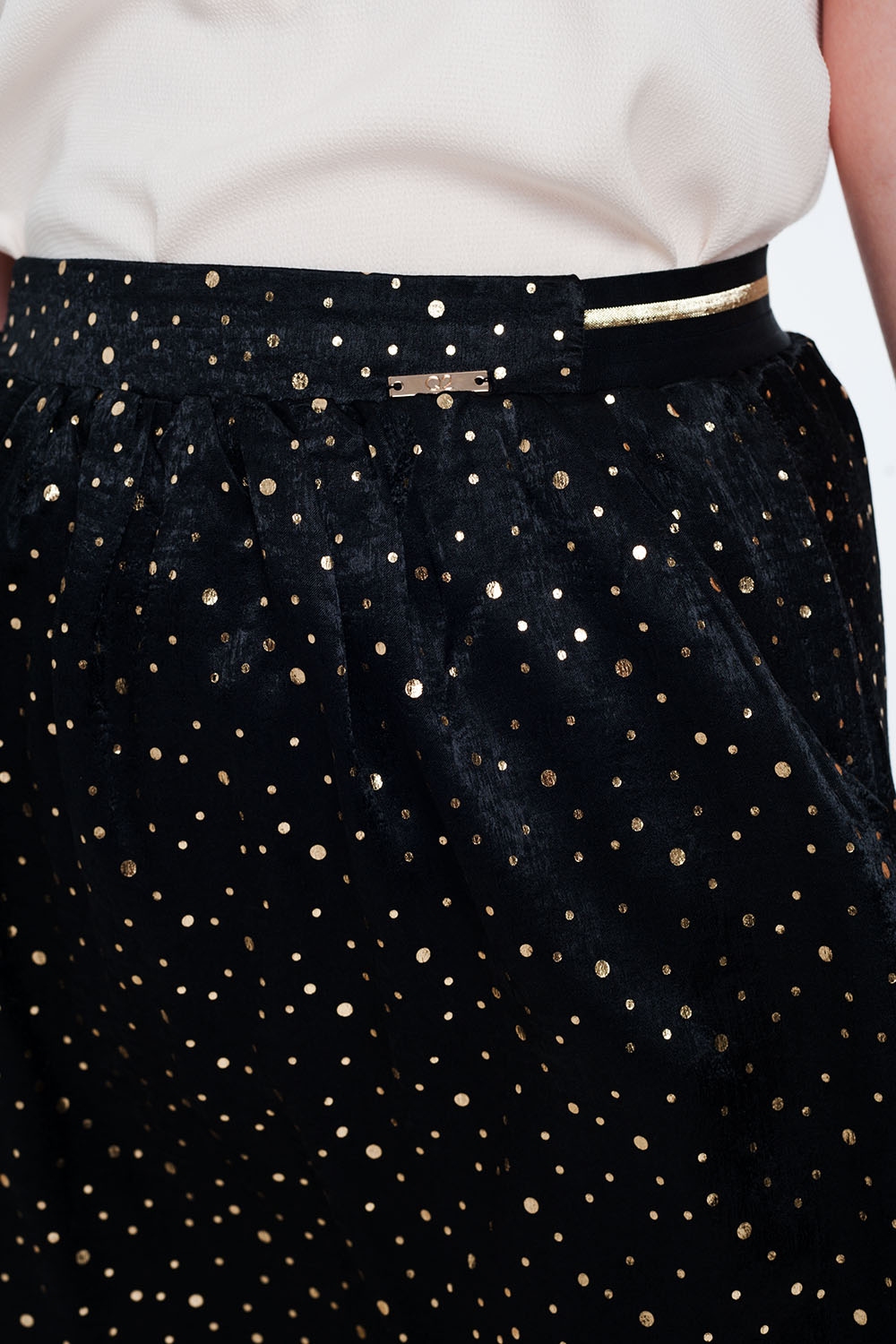 Minifalda negra con pliegues y estampado de lunares Minifalda negra con pliegues y estampado de lunares