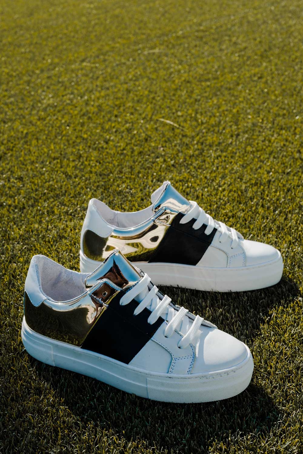 Chunky sneakers en negro y dorado Chunky sneakers en negro y dorado