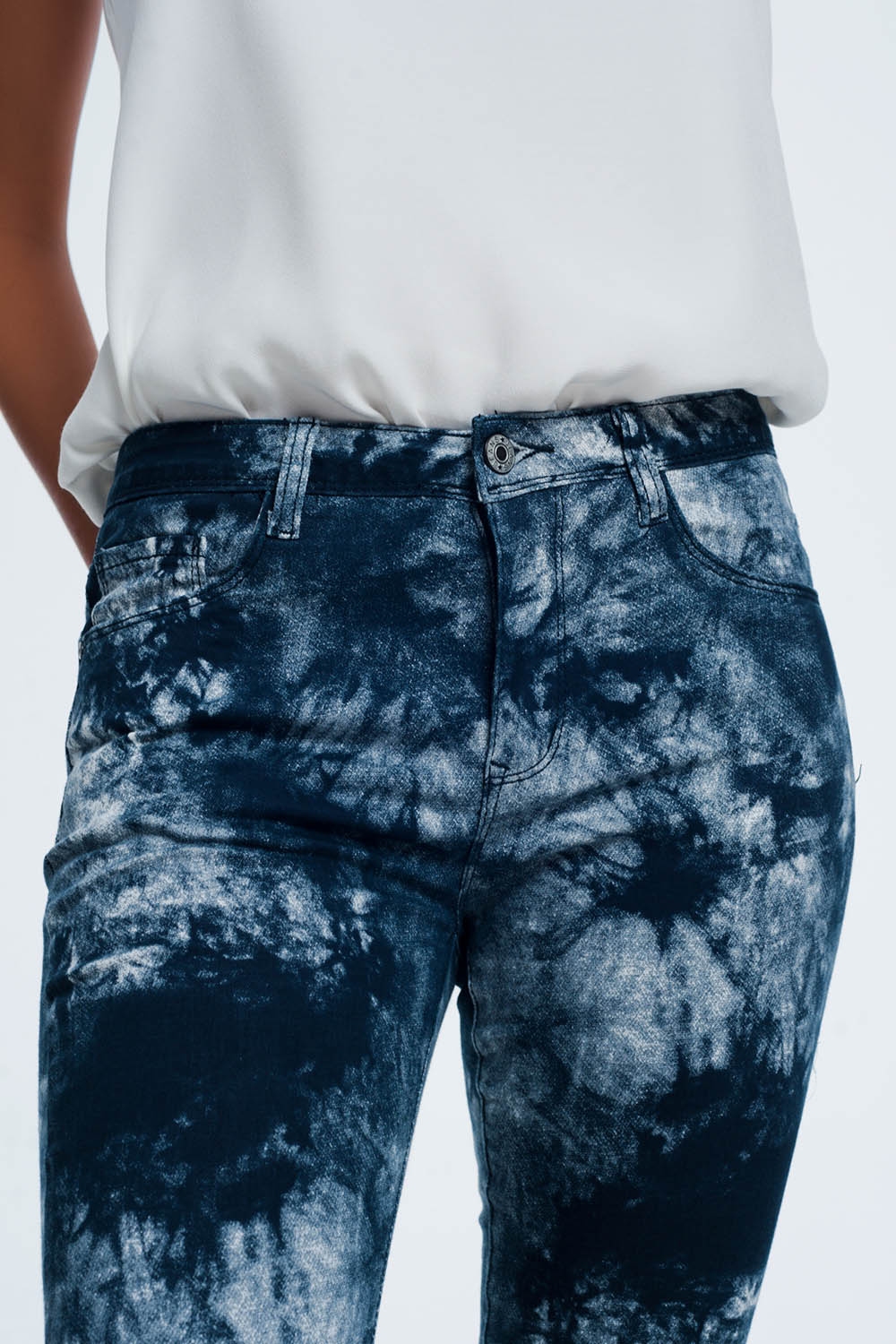 Pantalones pitillo teñidos de azul Pantalones pitillo teñidos de azul