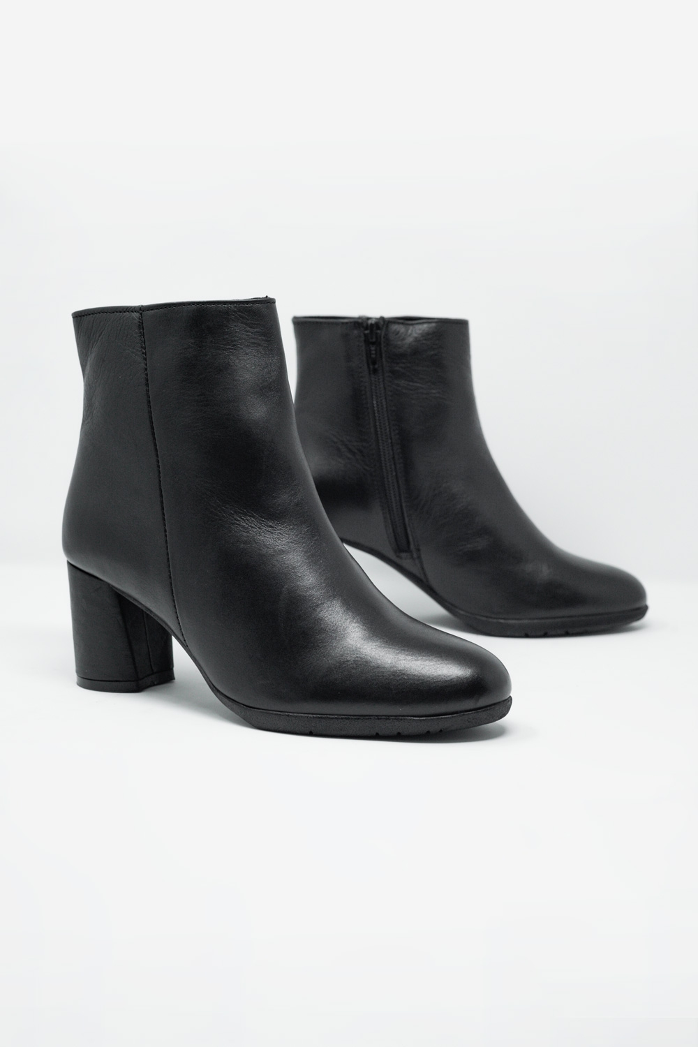 Botines de tacón medio en cuero negro Botines de tacón medio en cuero negro