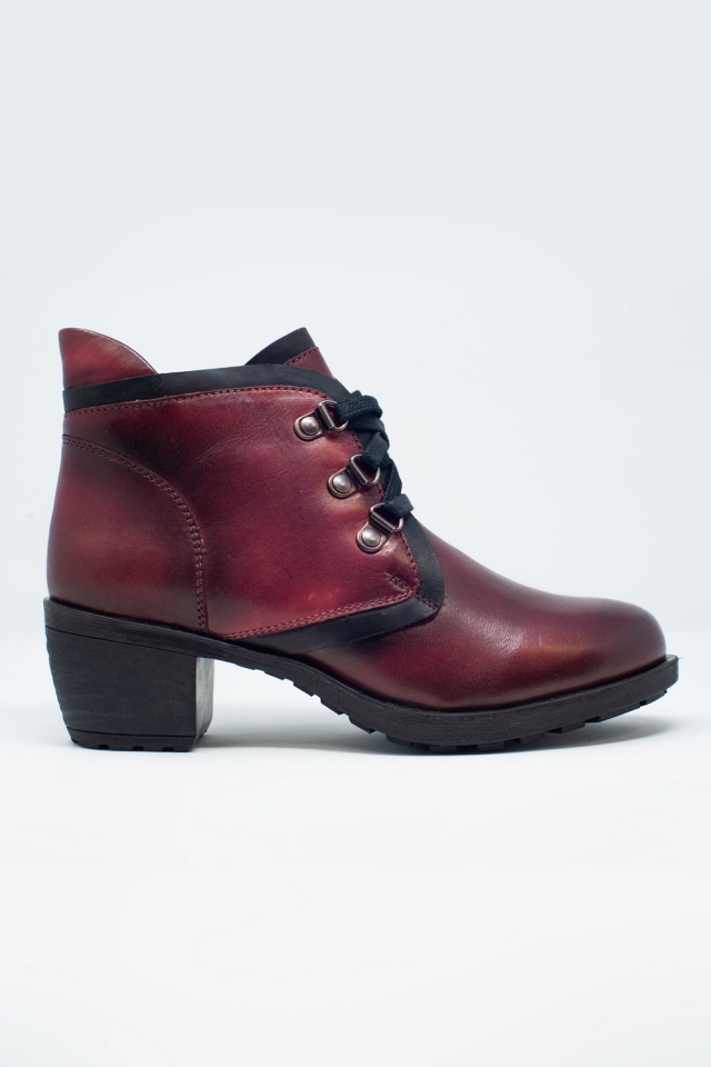 Bottes en cuir à lacets bordeaux