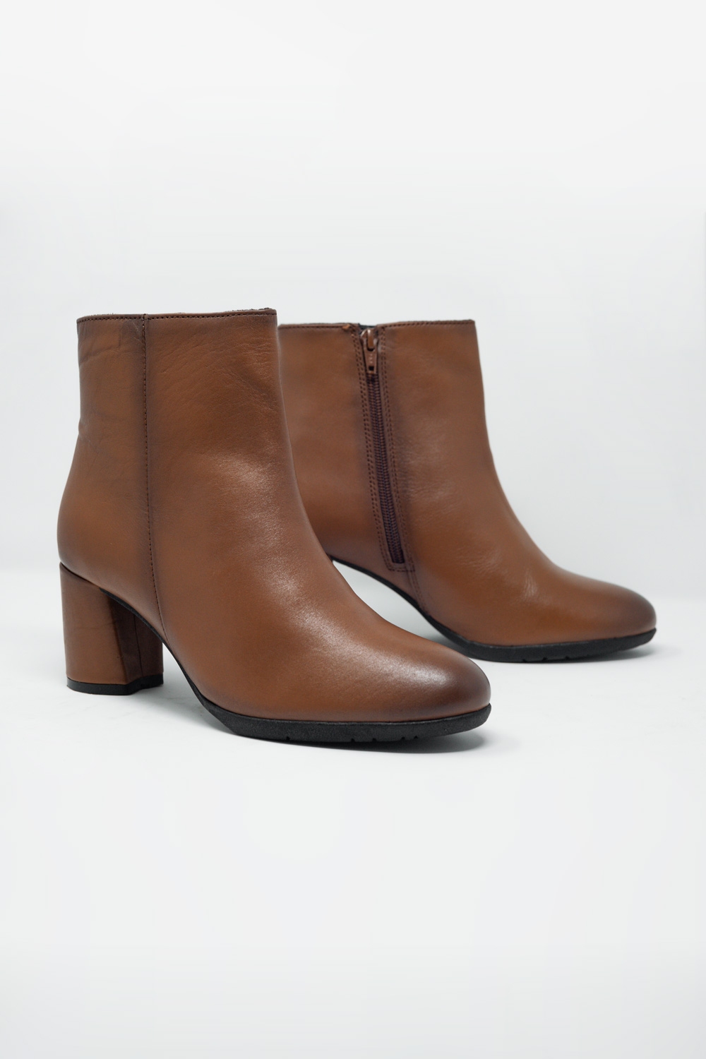 Botines de tacón medio en cuero marron Botines de tacón medio en cuero marron